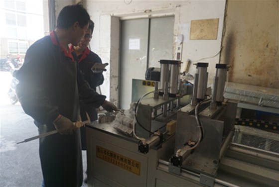 全自動(dòng)切鋁機