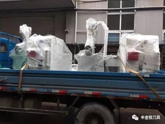 兩臺全自動(dòng)切鋁機