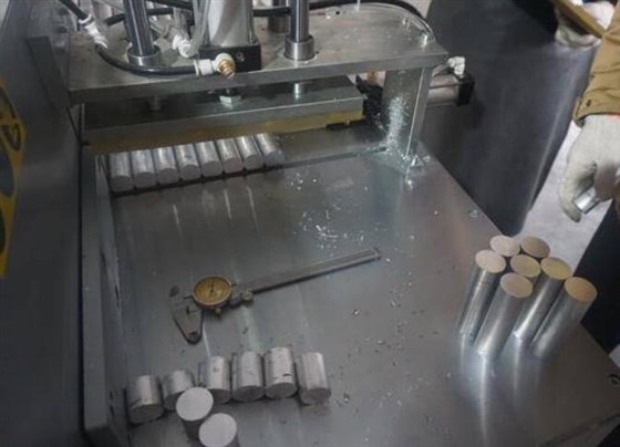 全自動(dòng)鋸鋁機切割鋁棒圖片