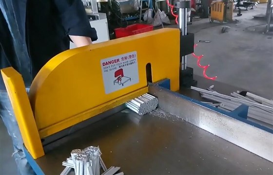 全自動(dòng)鋸鋁機上下鋸
