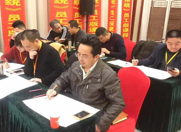鄧總領(lǐng)隊專(zhuān)注學(xué)習-鄧氏