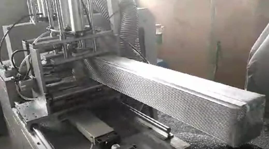 全自動(dòng)切鋁機