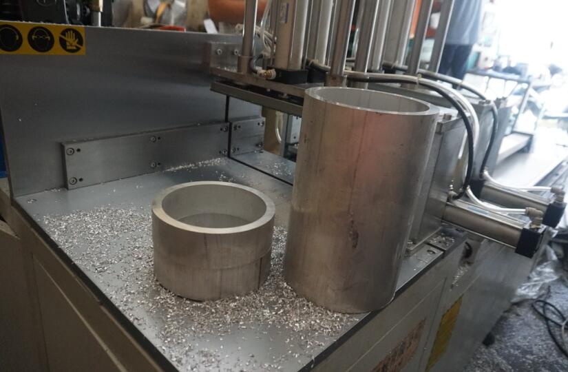 【江西】6063鋁合金切割，使用鄧氏DS-A400全自動(dòng)鋁切割機